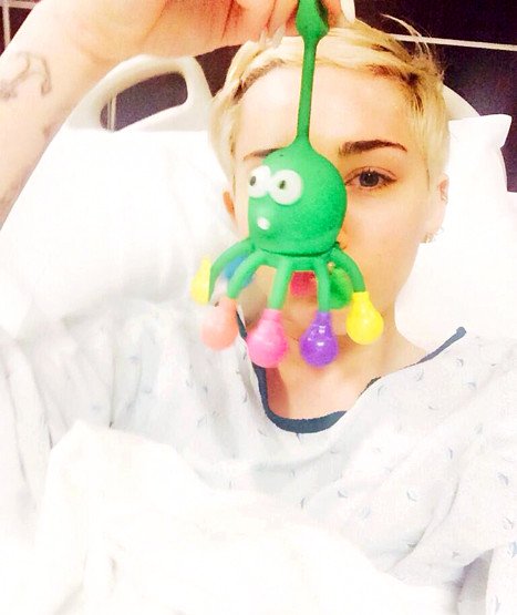 xmiley-cyrus-in-hospital.jpg.pagespeed.ic.mcE00K2vPb