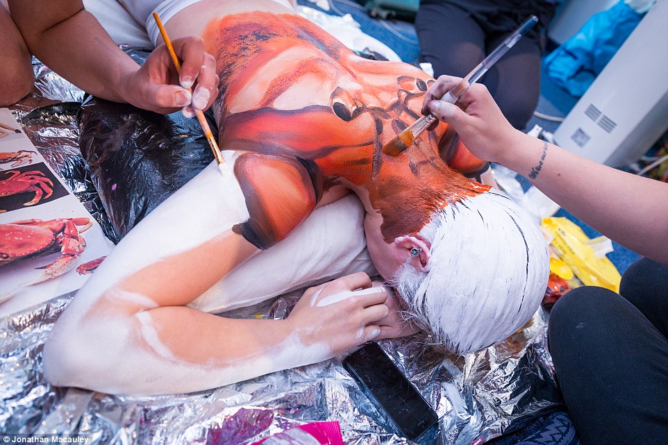 1415697222597_wps_63_Amazing_Animal_Body_Art_W