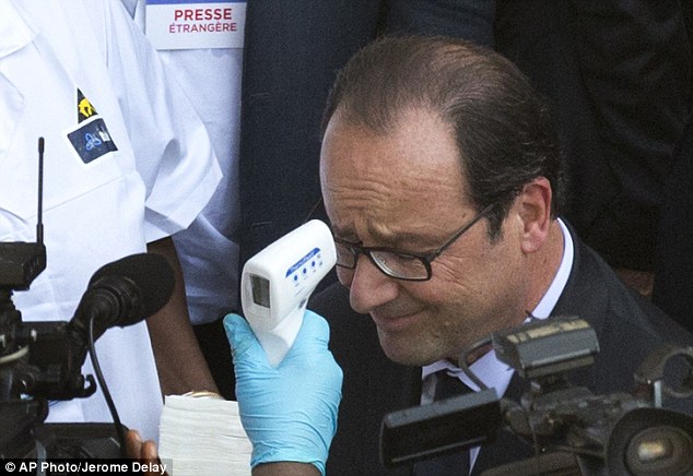 2393606A00000578-0-French_President_Francois_Hollande_gets_his_temperature_taken_as-49_1417194840092