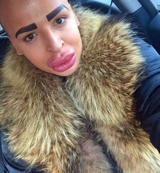 kim-kardashian-fan2-550x595