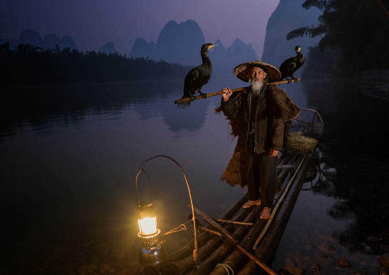 Beautiful-Photo-of-a-Man-Coming-Home-from-Fishing-in-China