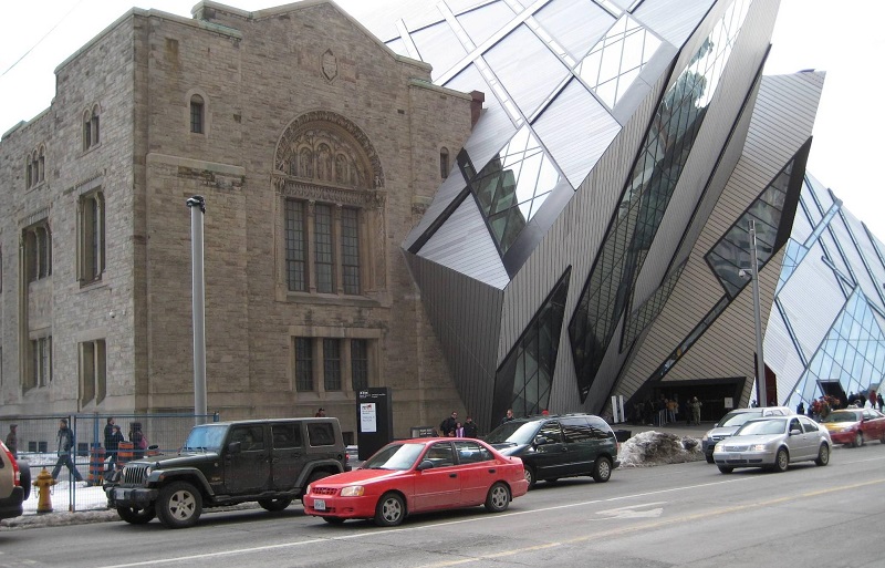 Strangely-Awesome-Photo-of-Royal-Ontario-Museum-Canada