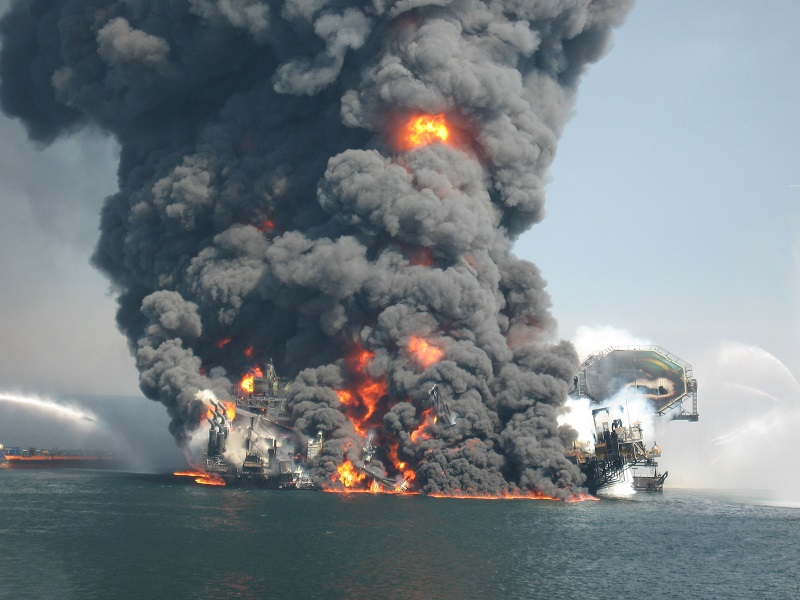 Unbelievable-Photo-Of-Deepwater-Horizon-Drilling-Rig-Exploding-Sinking