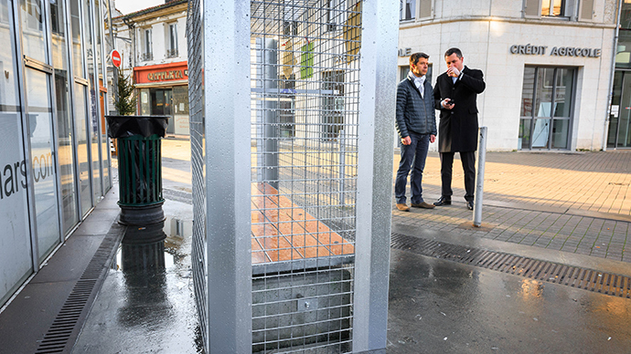 angouleme-homeless-bench-cages.si
