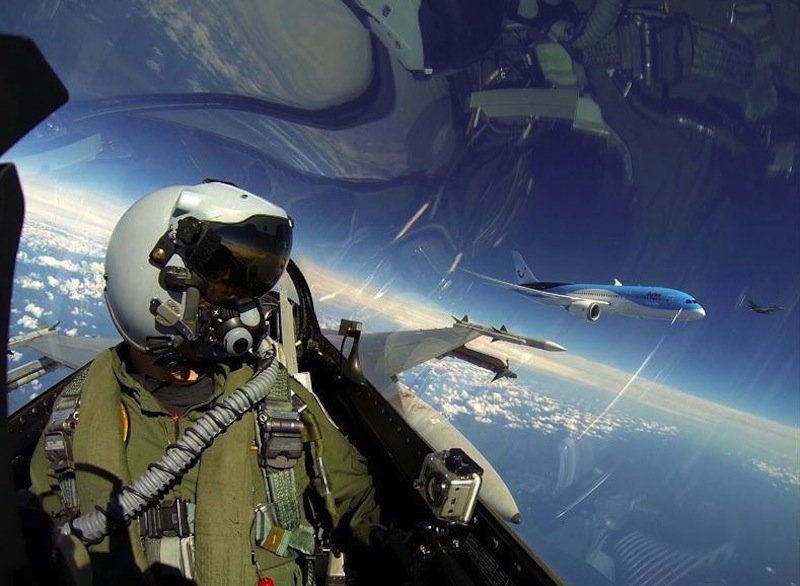 this-f16-pilot-who-took-this-selfie-while-flying