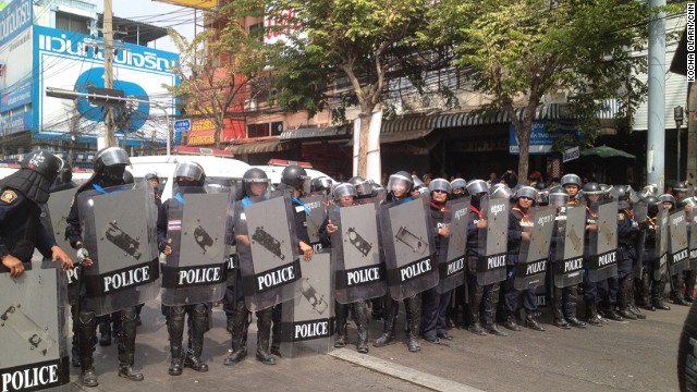 140214012018-bangkok-protest-clearance-government-complex-story-top