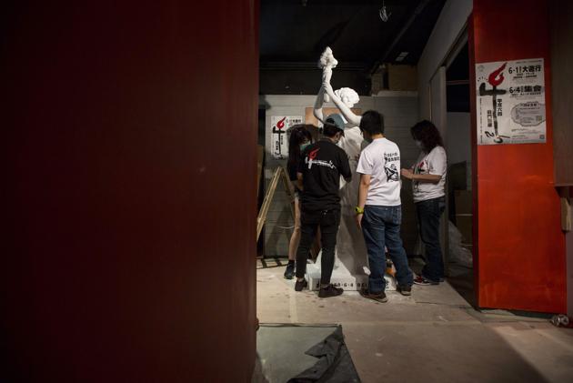 2014-04-18T072901Z_1851749169_GM1EA4I16XJ01_RTRMADP_3_HONGKONG-TIANANMEN-MUSEUM