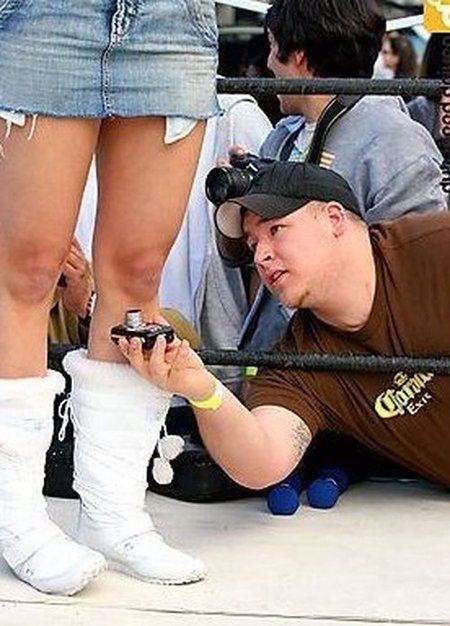 a97675_rsz_upskirt_gross