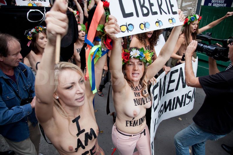 1347983285-femen-activists-celebrate-their-new-headquarters-in-paris_1456742 1347983285-femen-activists-celebrate-their-new-headquarters-in-paris_1456742