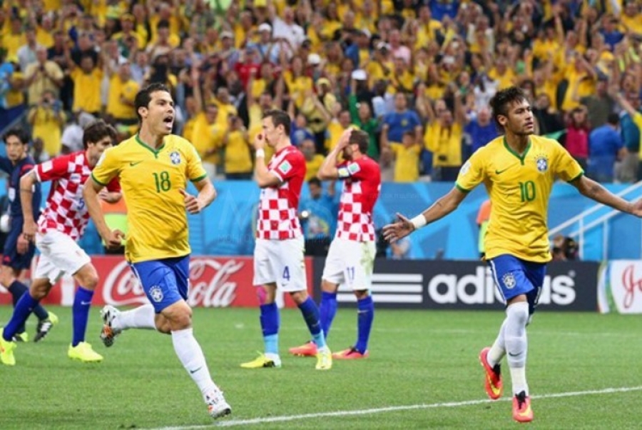 article-2605338-1D219E1400000578-762_636x382