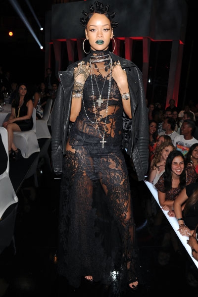 rihanna-sexiest-look-13-billboard-400