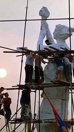 la-fg-tiananmen09_kkmid0nc
