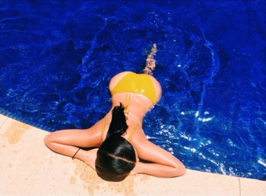 c8825330-0ed3-11e4-9640-fd0db5d45ee8_Kim-Kardashian-Poolside