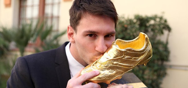 Lione-Messi-with-his-golden-boot-award