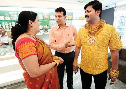 Datta-Phuge-gold-shirt2