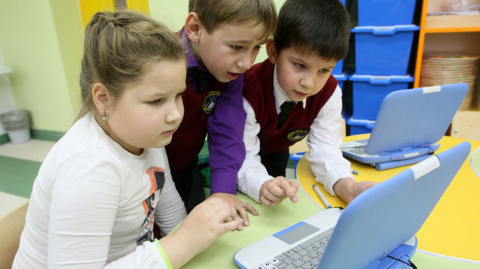 bracelet-computer-children-russia.si