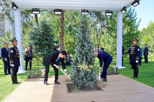 МУ-н Ерөнхийлөгч У.Хүрэлсүх, НУУ-н  Ерөнхийлөгч Ш.Мирзиёев нар дурсгалын мод тарилаа