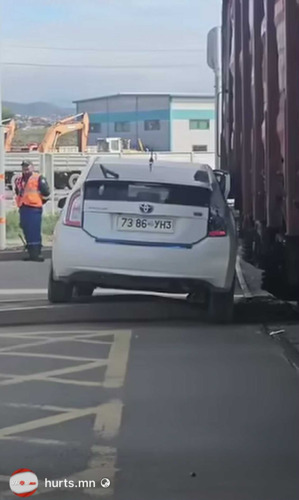Галт тэргэнд шүргүүлсэн автомашины жолооч хөдөлгөөнд оролцох үедээ гар утсаа хэрэглэж байжээ