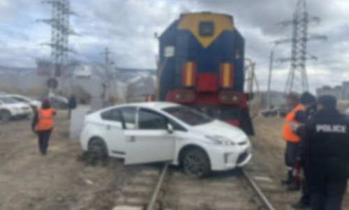 Суудлын автомашин ачааны галт тэрэгтэй мөргөлджээ