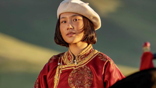 Удам дамжсан жүжигчин мэргэжлийг өвлөх ёстой гэж бодсон ...