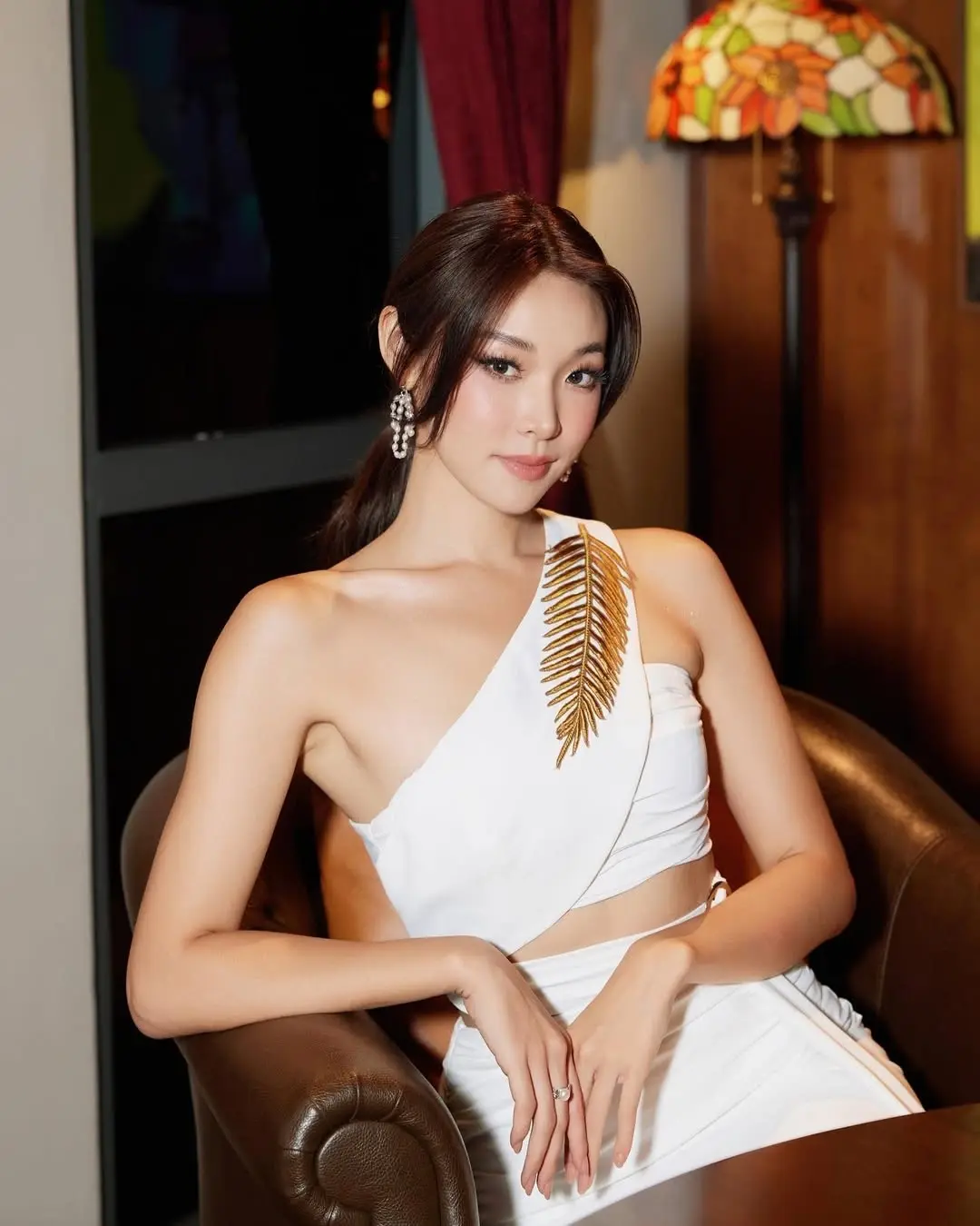 Singles inferno-5 шоуны Чой Мина Сүгийн Van Cleef & Arpels брэндийн алтан зүүлт, даймондтай бугуйвч нь түүнийг амандаа алтан халбага зууж өссөн баян хүүхэд болохыг нь илчлэв