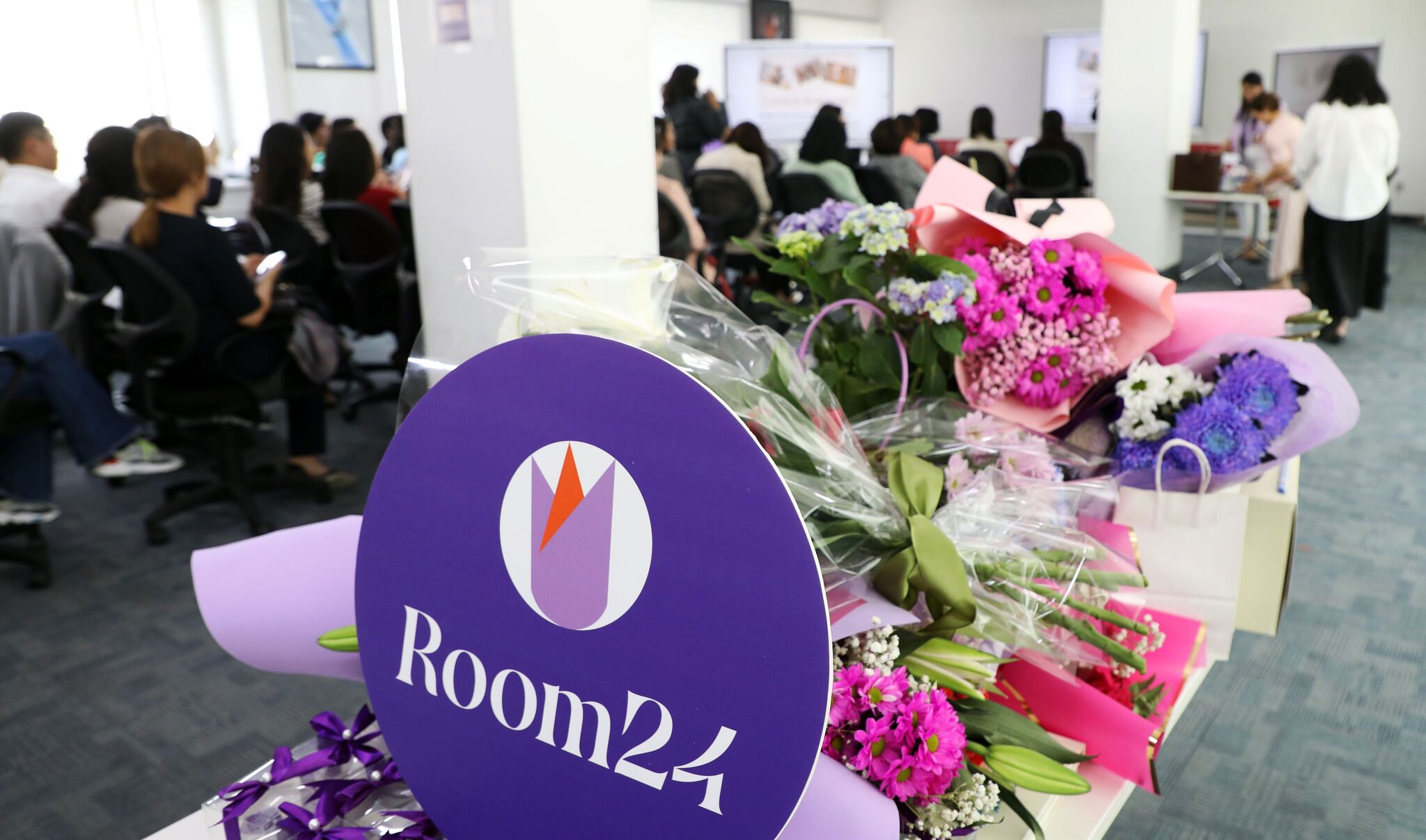 Дэлхийг өөрчлөх монгол эмэгтэй та Room24.mn-д тавтай морил