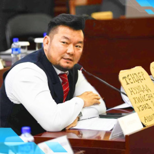 Б.Эрдэнэсүхийн хүү: Төрсөн хүүгээ цагдаад өгч, ялыг нь хөөцөлдөж явдаг хөгийн эр дээ, та