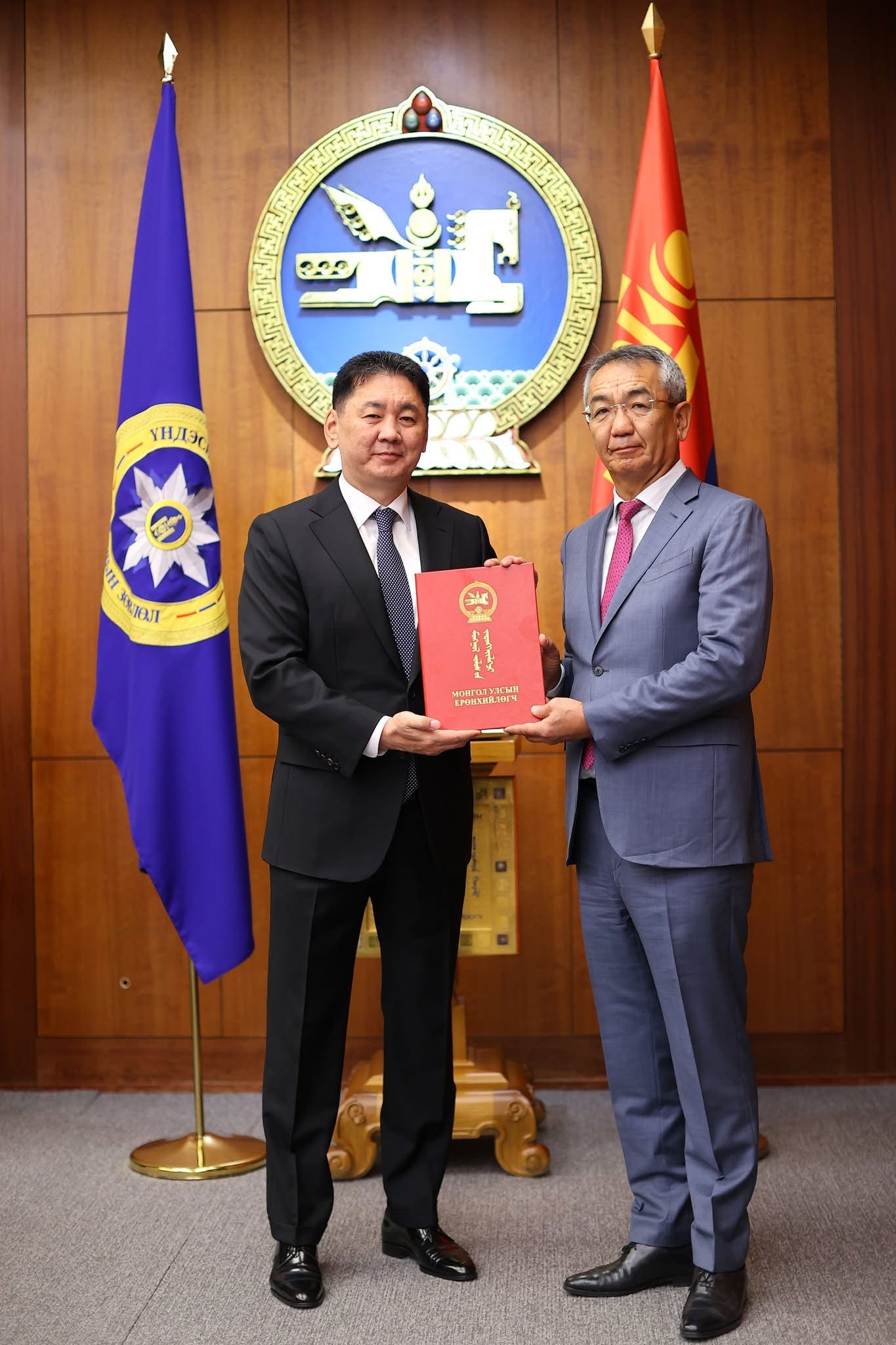 Элчин сайд нарт Итгэмжлэх жуух бичгийг нь гардууллаа