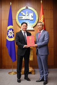 Элчин сайд нарт Итгэмжлэх жуух бичгийг нь гардууллаа