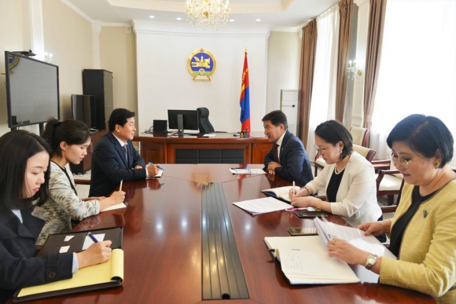 Minister discusses bilateral relations with foreign ambassadors