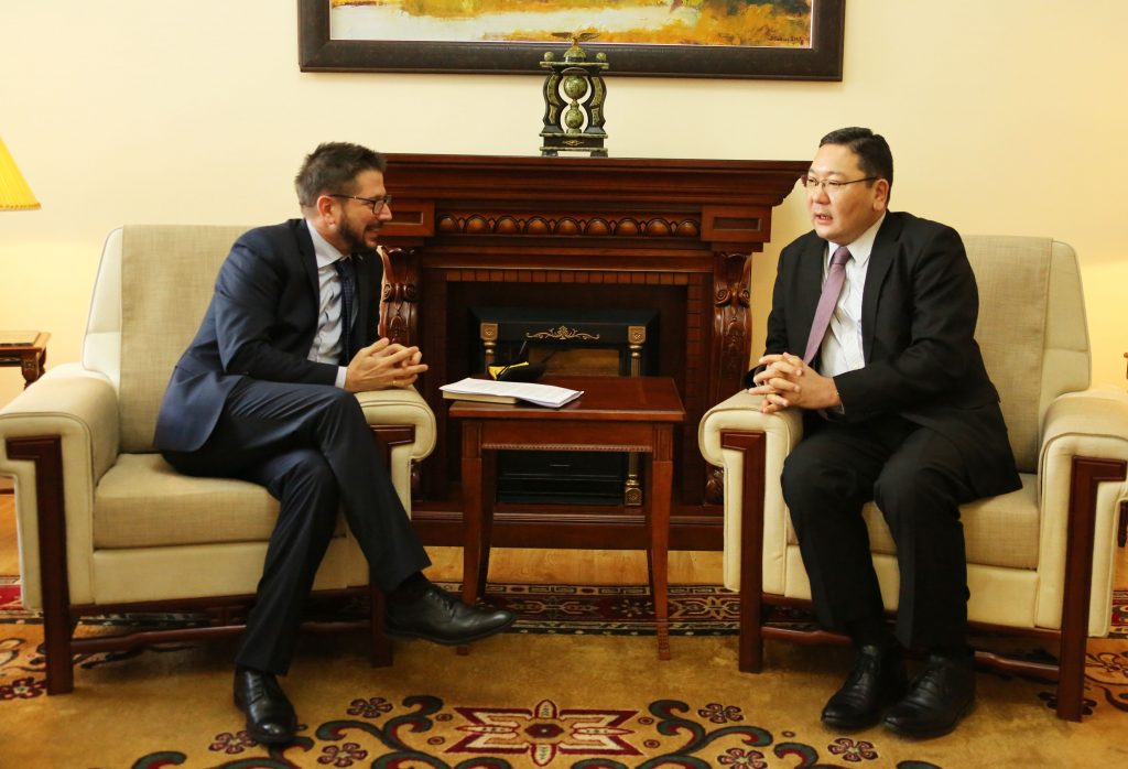 Cuban ambassador discusses cooperation with MFA representative