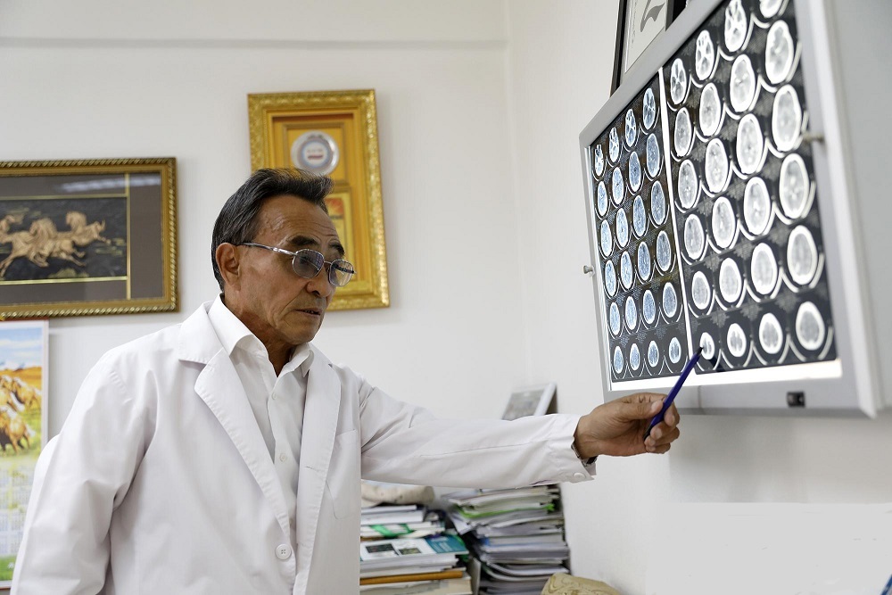 Veteran neurosurgeon undertakes project to introduce complicated surgeries