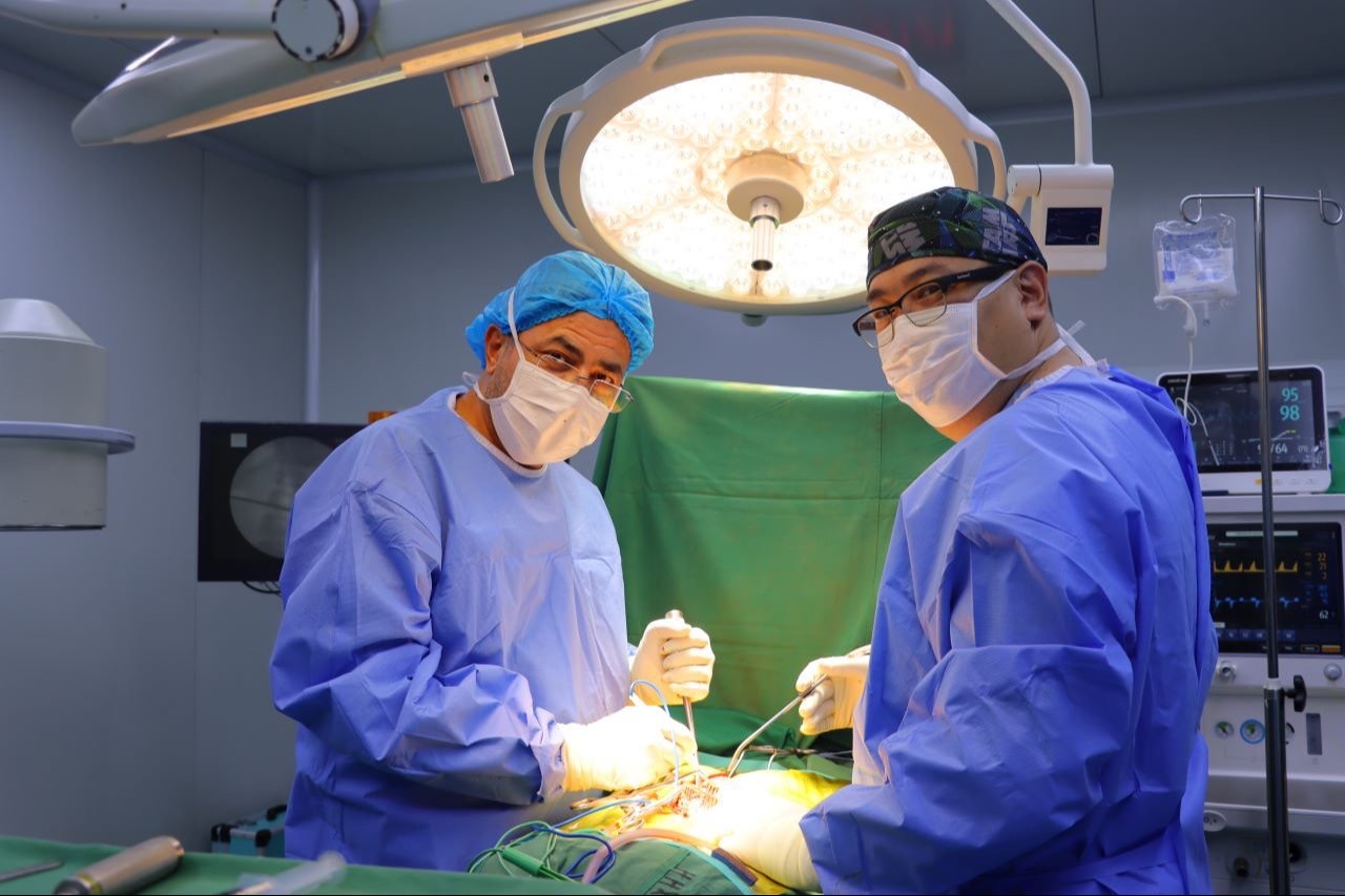 Turkish doctor performs surgery on children with scoliosis