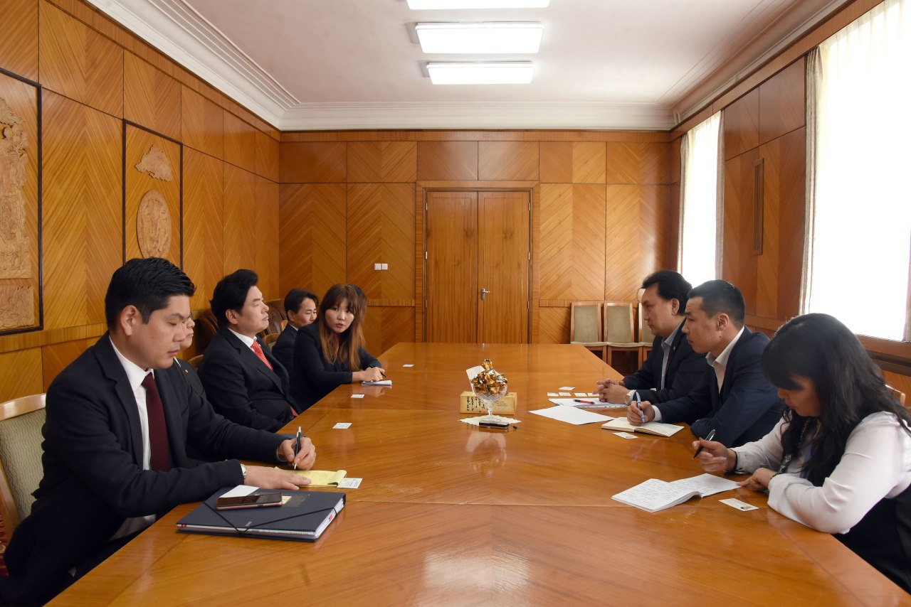 MP B.Batzorig receives member of South Korean National Assembly