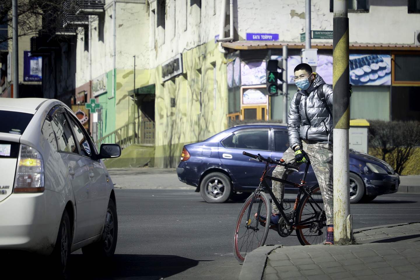 Should you listen to music while cycling?