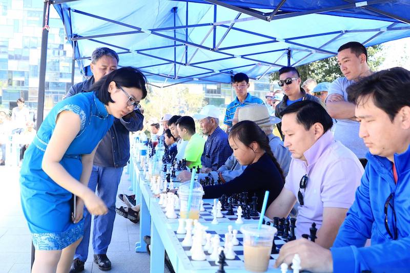 Grandmaster Enkhtuul holds match against 95 chess players simultaneously