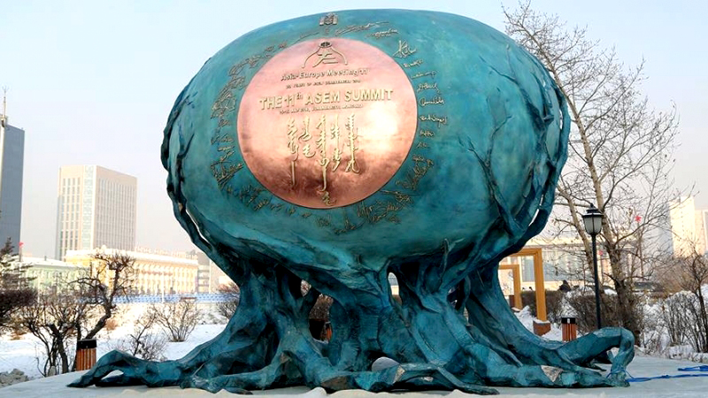 Sukhbaatar Square decorated with new Apex of the Sky statue