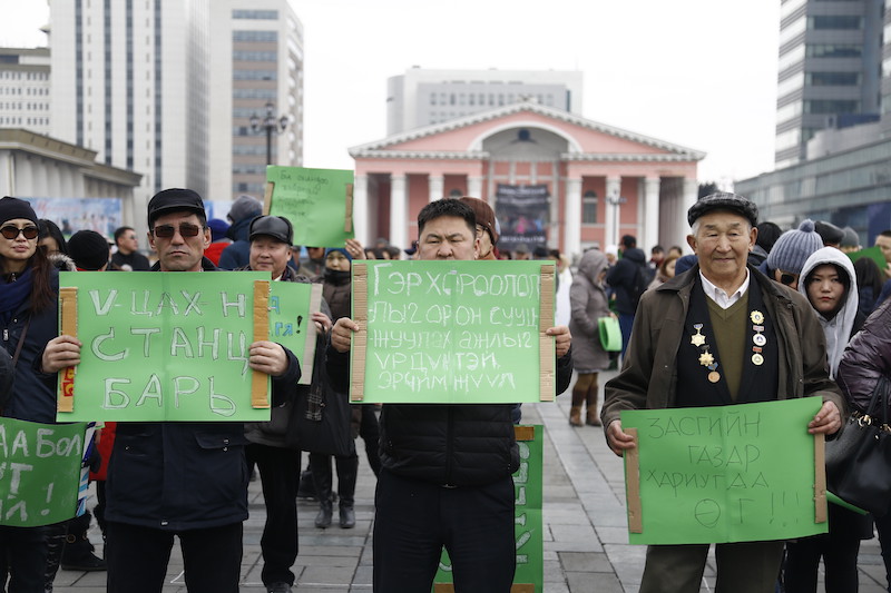 Protesters demand approval of national anti-air pollution national program