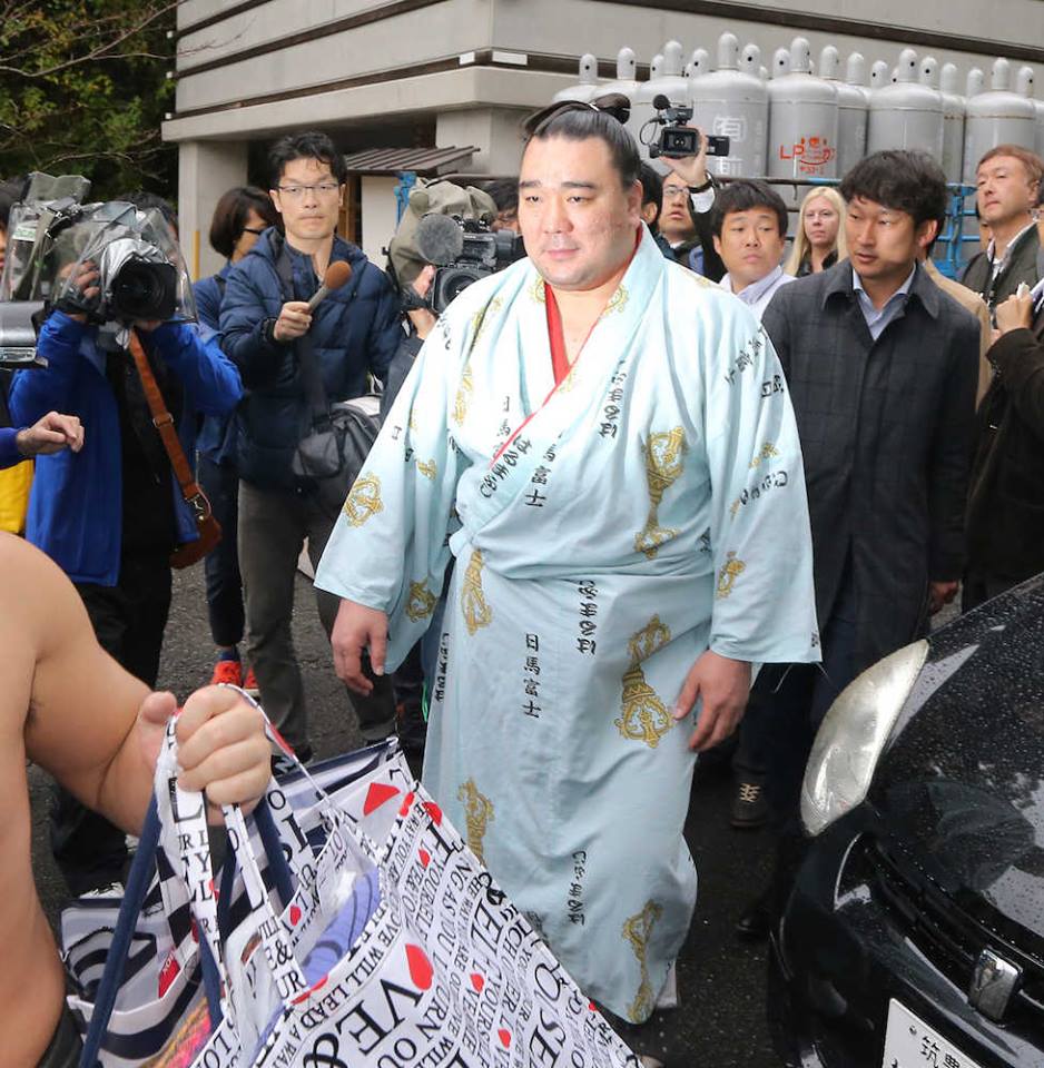 Hakuho M.Davaajargal defends Harumafuji, says he didn’t hit Takanoiwa with beer bottle