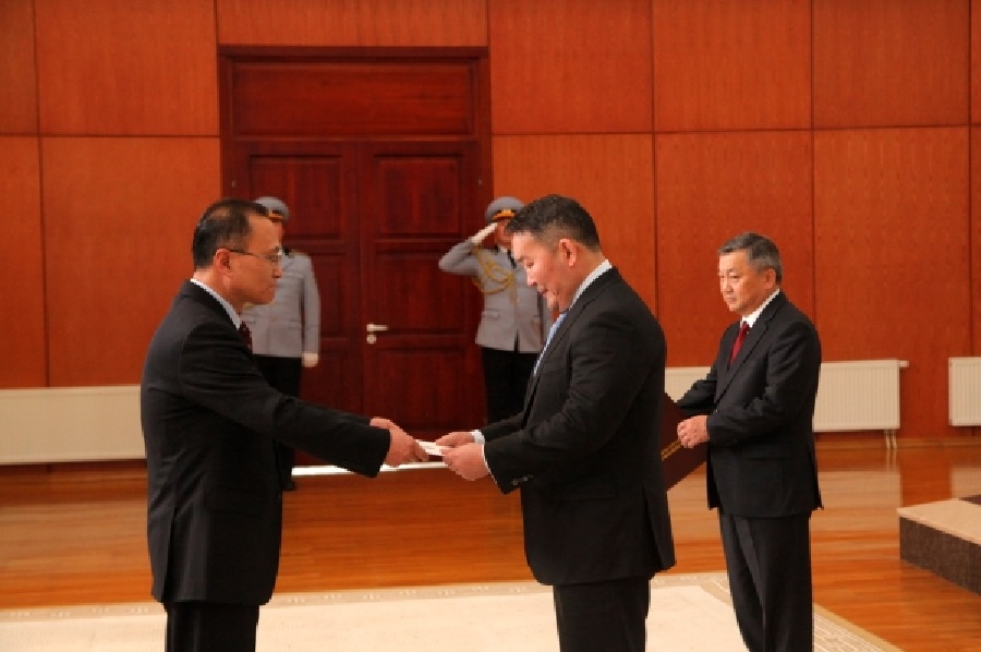 New North Korean ambassador presents credentials to president 