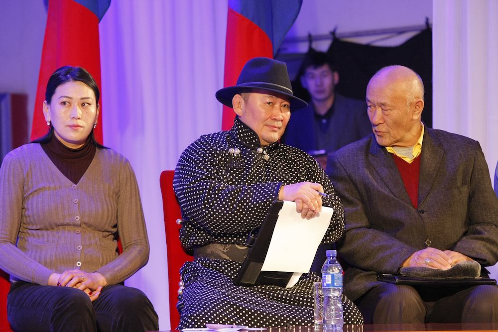 President meets with Darkhan and Selenge residents