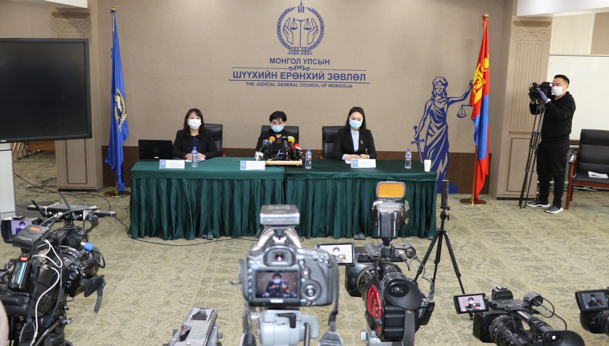 Шүүхийн шатанд яваа олны анхаарал татсан хэргүүд