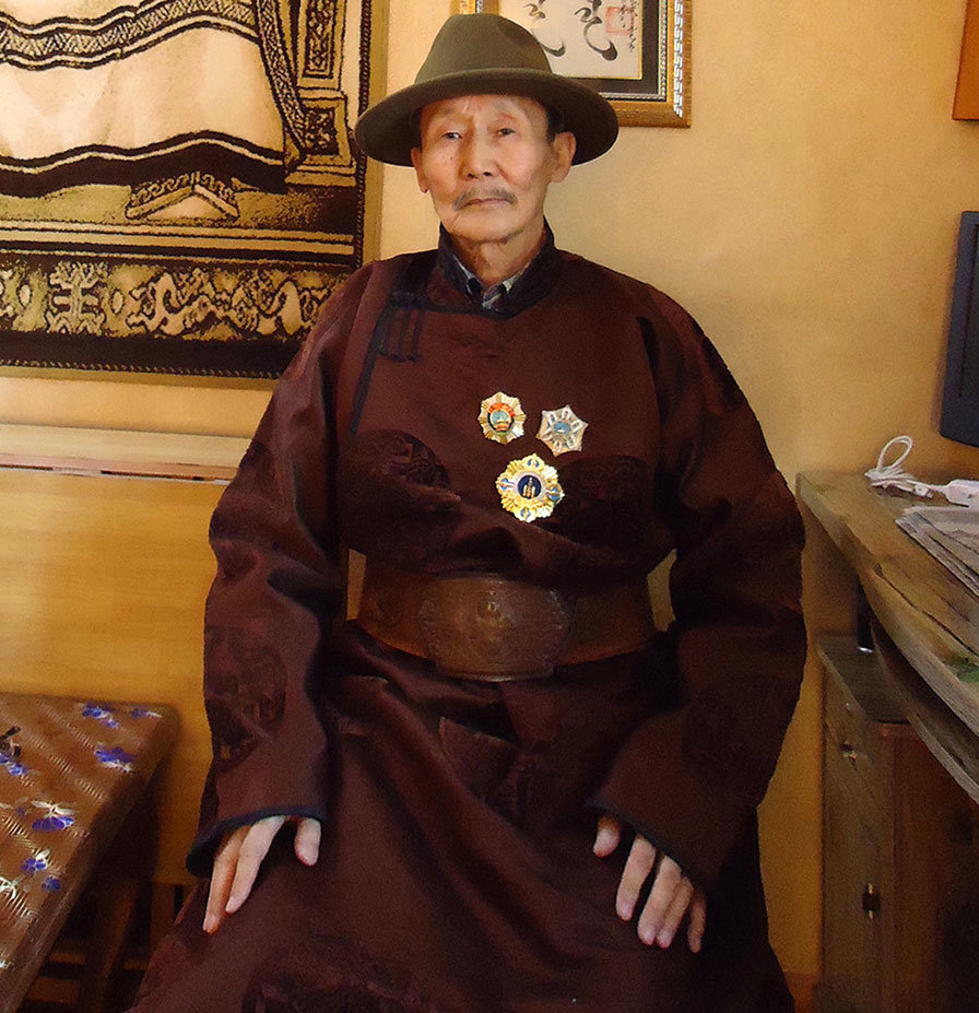 Алтан-Овооны бэлд төрсөн, алтан гартай инженер