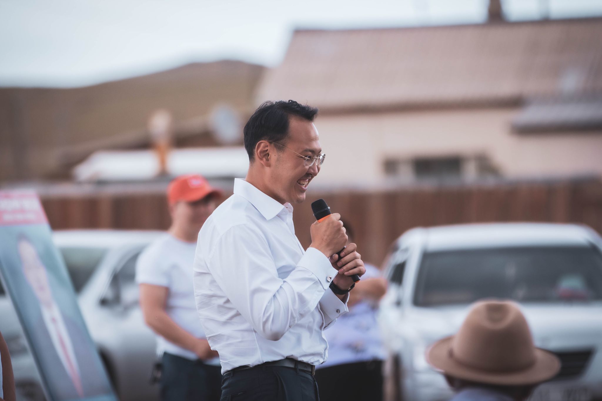 Хоббигоо дагах уу, ажлаа хийх үү?