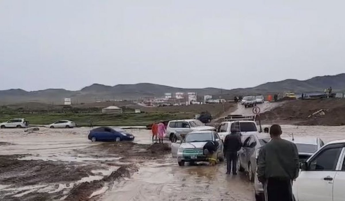 Увс аймагт үерт боогдсон иргэдийг нисдэг тэргээр татаж авна