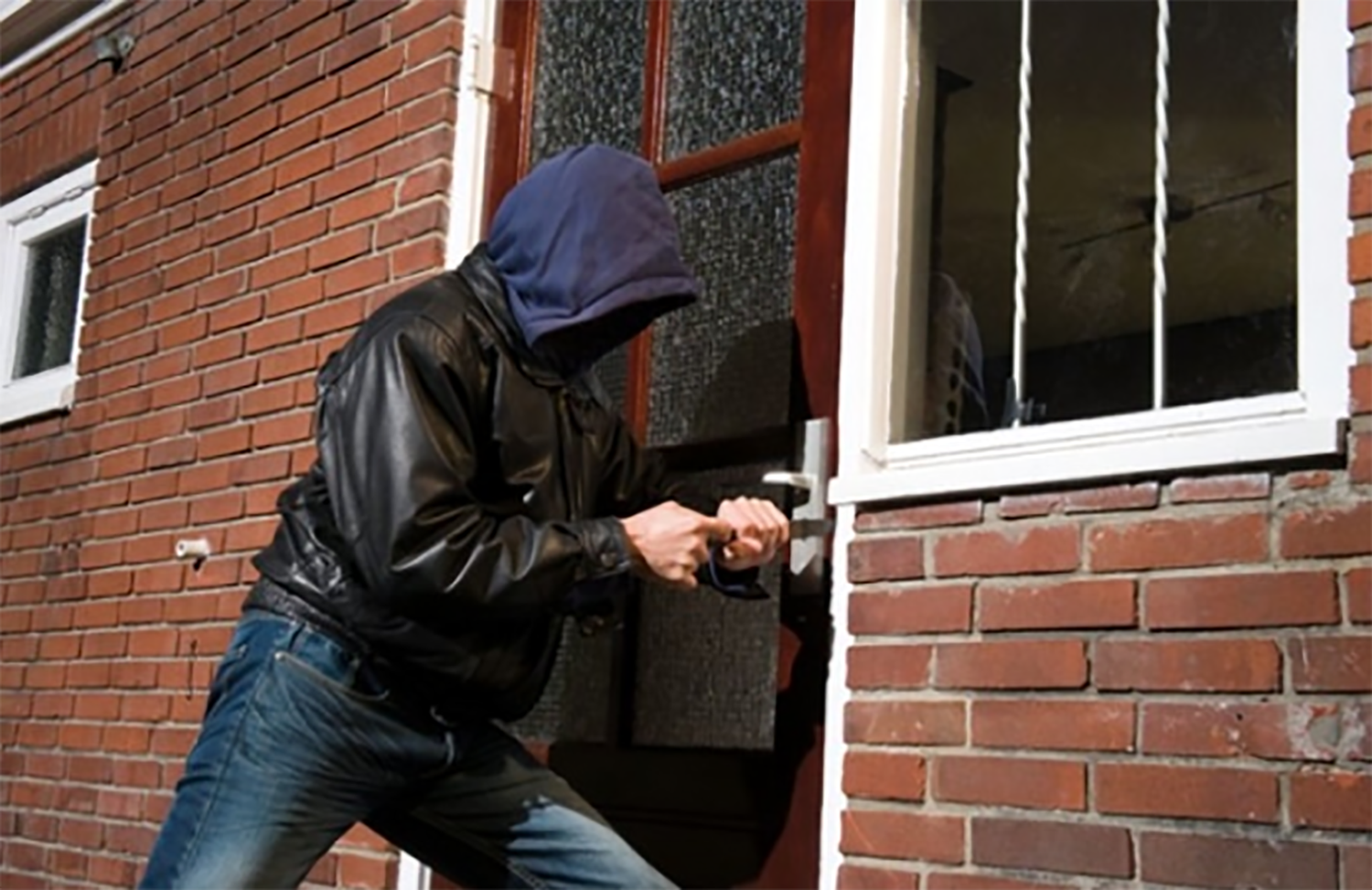 Гэртээ байхгүйгээ цахимаар зарлах нь  хулгайч нарт өгөөш болдог