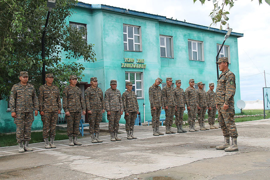 Энх цагийн эгэл баатрууд