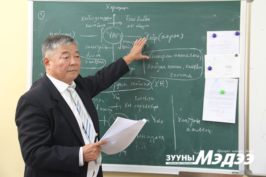 Б.Жадамба: Боловсролыг гурван цагийн бэлчирт тохируулан хөгжүүлэх ёстой