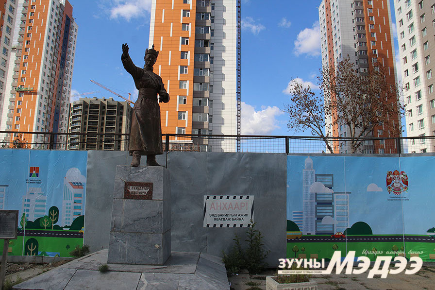 Жанжныхаа хөшөөг 100 жилийнх нь ойгоор сүйтгэхээр зэхэж байна