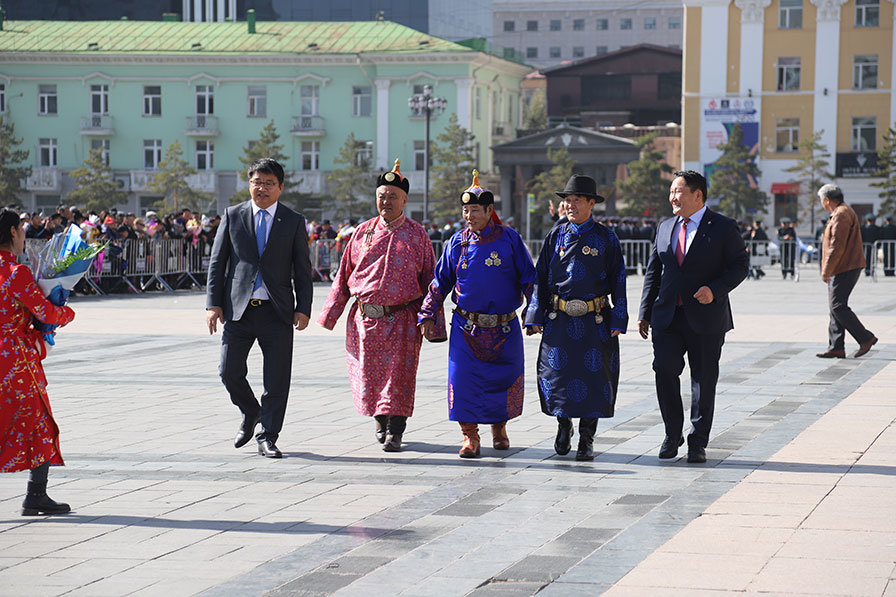 “Наран мандах нутаг” дуу төв талбайд цууриатлаа
